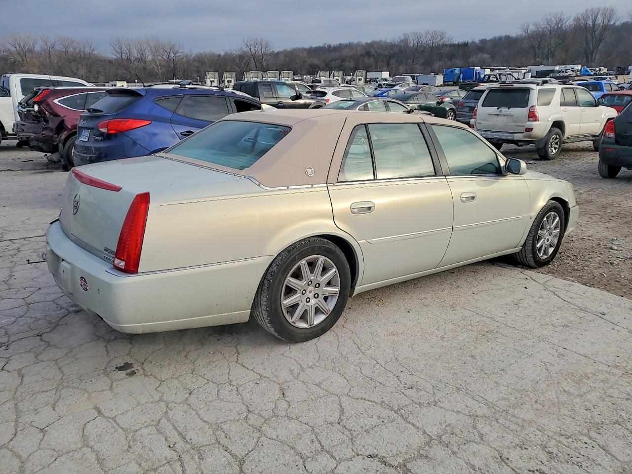 2010 CADILLAC DTS photo 3