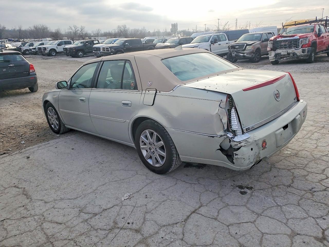 2010 CADILLAC DTS photo 2