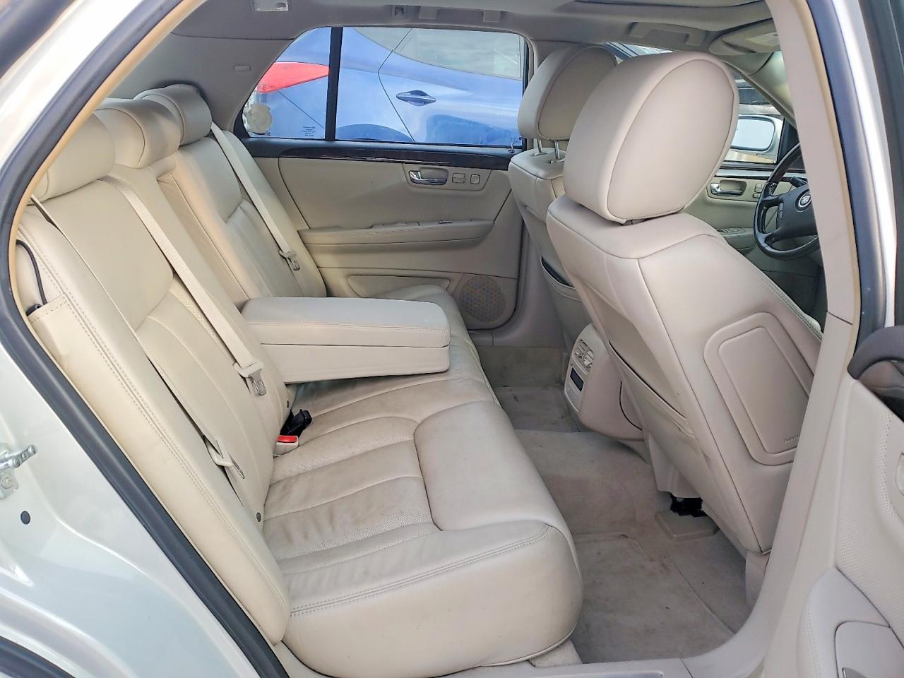 2010 CADILLAC DTS photo 10