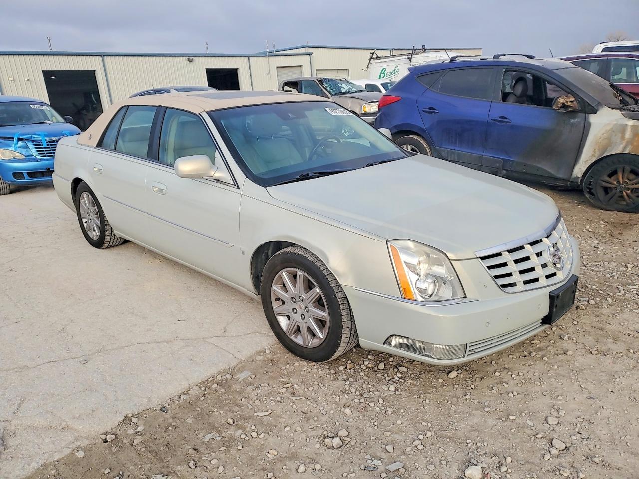 2010 CADILLAC DTS photo 4