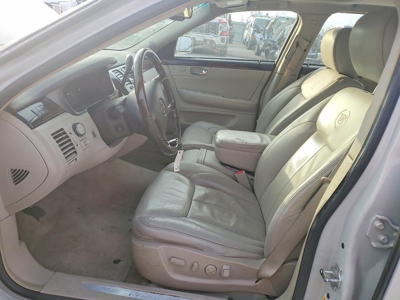 2010 CADILLAC DTS photo 7