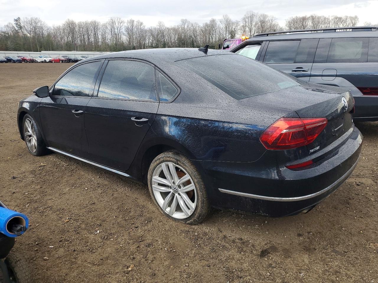 2019 VOLKSWAGEN PASSAT WOLFSBURG photo 2