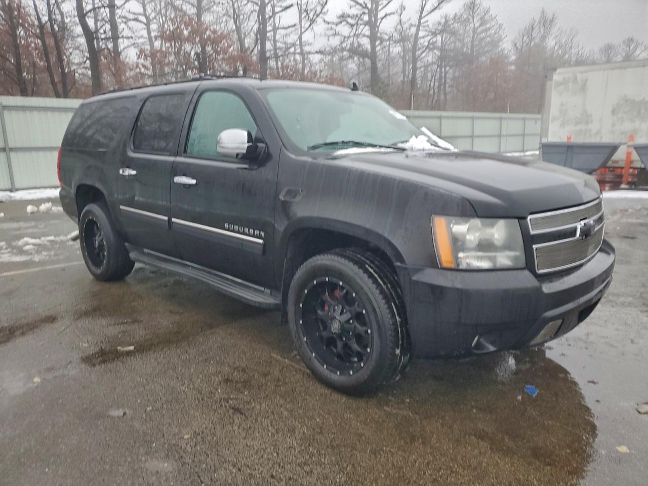 2010 CHEVROLET SUBURBAN K1500 LT photo 4