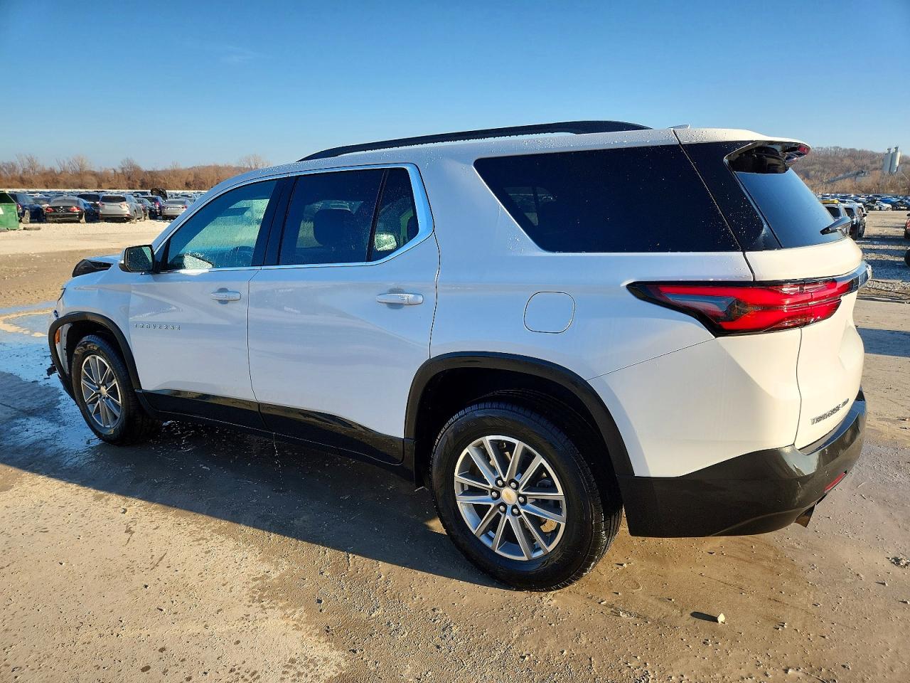 2023 CHEVROLET TRAVERSE LT photo 2