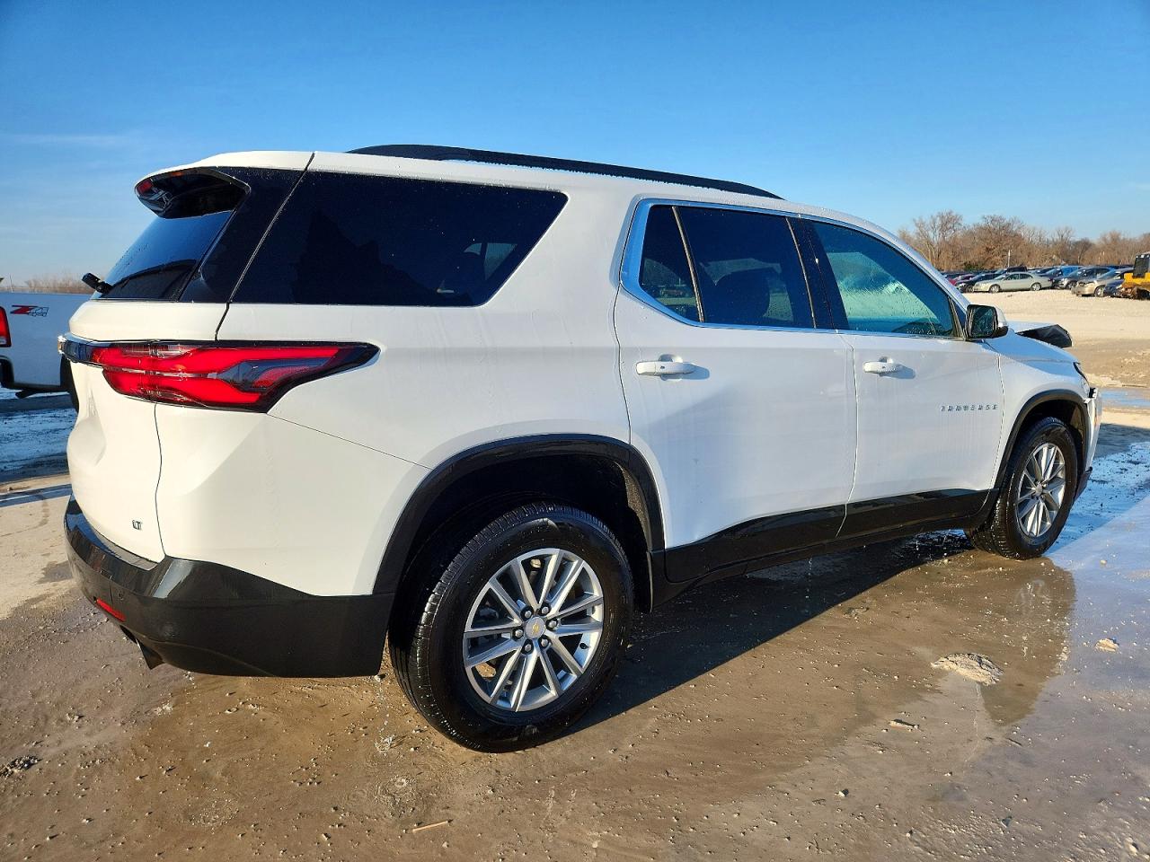 2023 CHEVROLET TRAVERSE LT photo 3