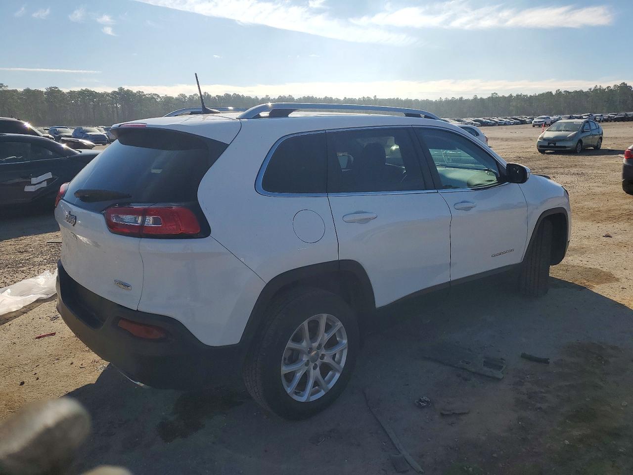 2017 JEEP CHEROKEE LATITUDE photo 3