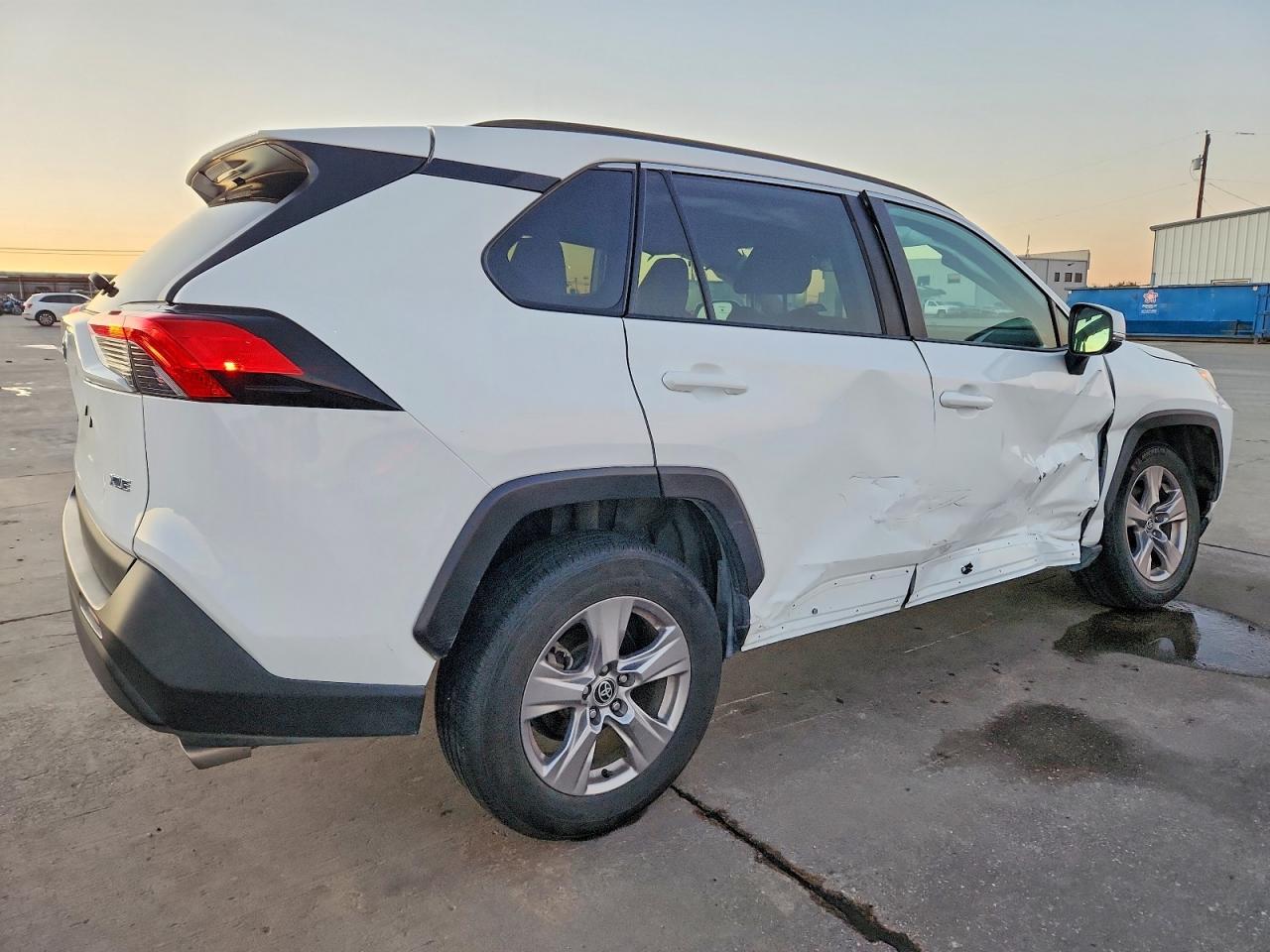 2022 TOYOTA RAV4 XLE photo 3