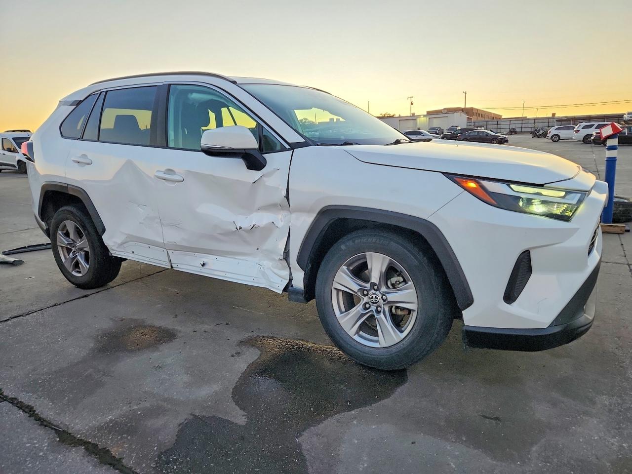 2022 TOYOTA RAV4 XLE photo 4