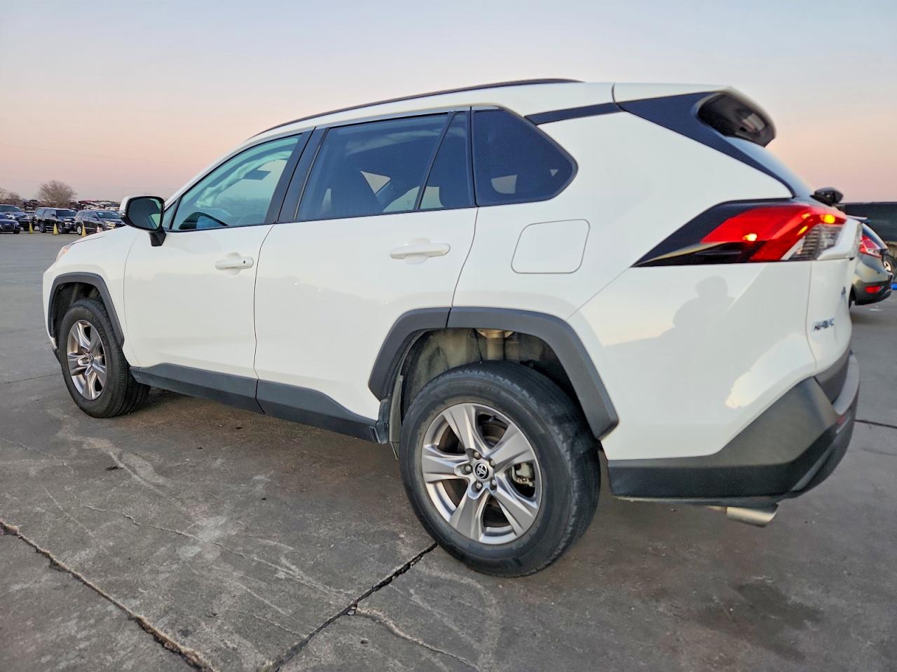 2022 TOYOTA RAV4 XLE photo 2