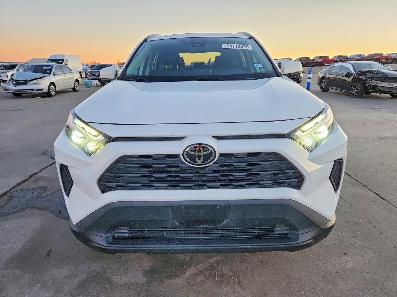 2022 TOYOTA RAV4 XLE photo 5