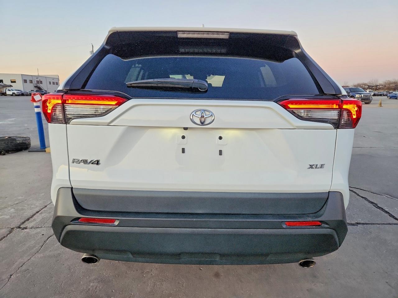 2022 TOYOTA RAV4 XLE photo 6