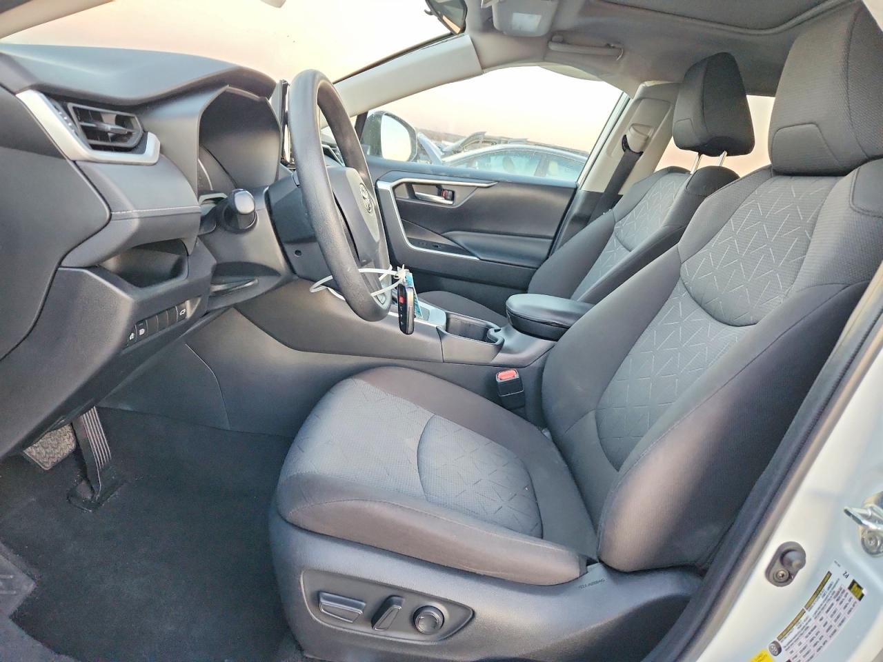 2022 TOYOTA RAV4 XLE photo 7