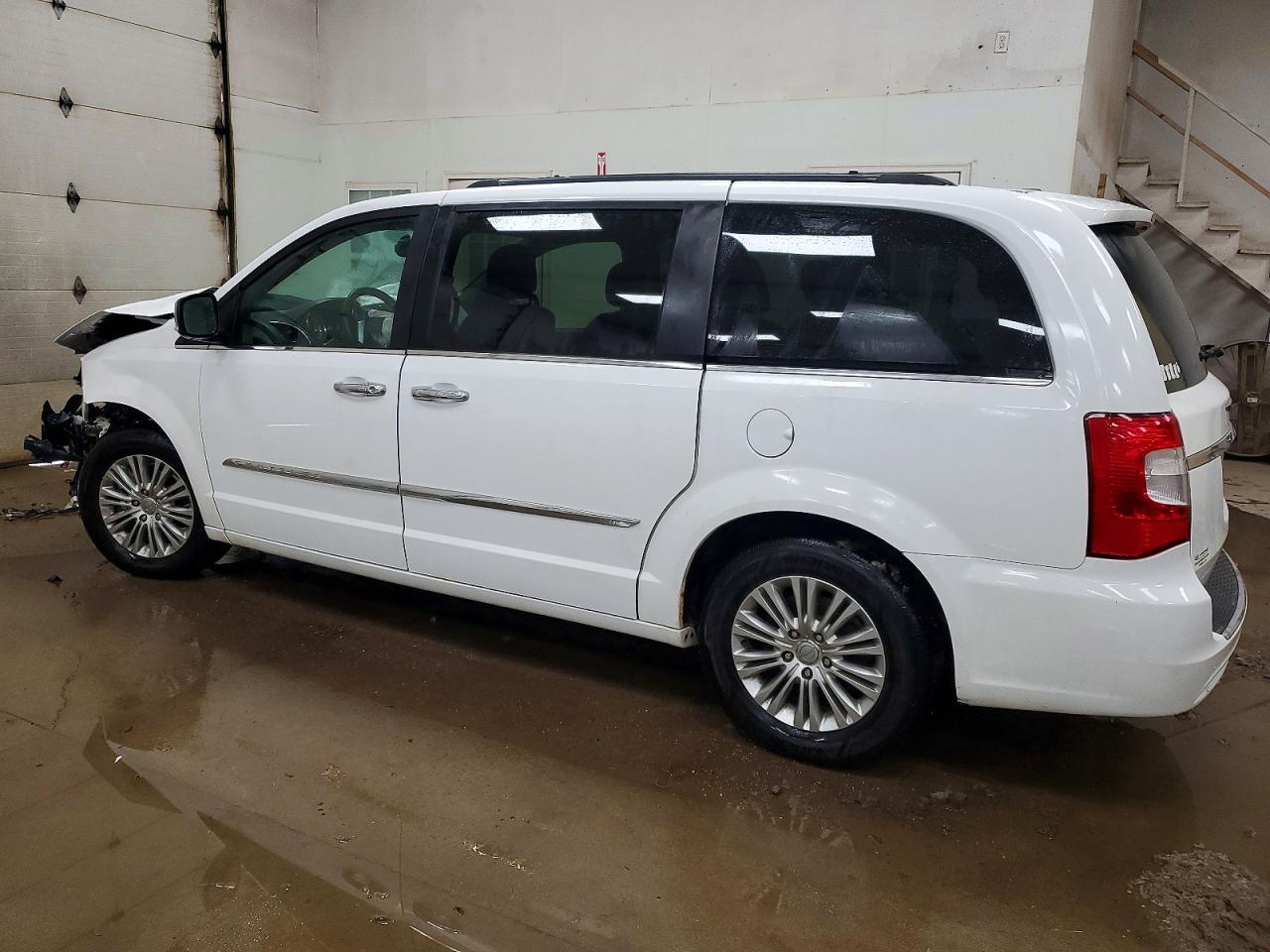 2015 CHRYSLER TOWN & COUNTRY TOURING L photo 2
