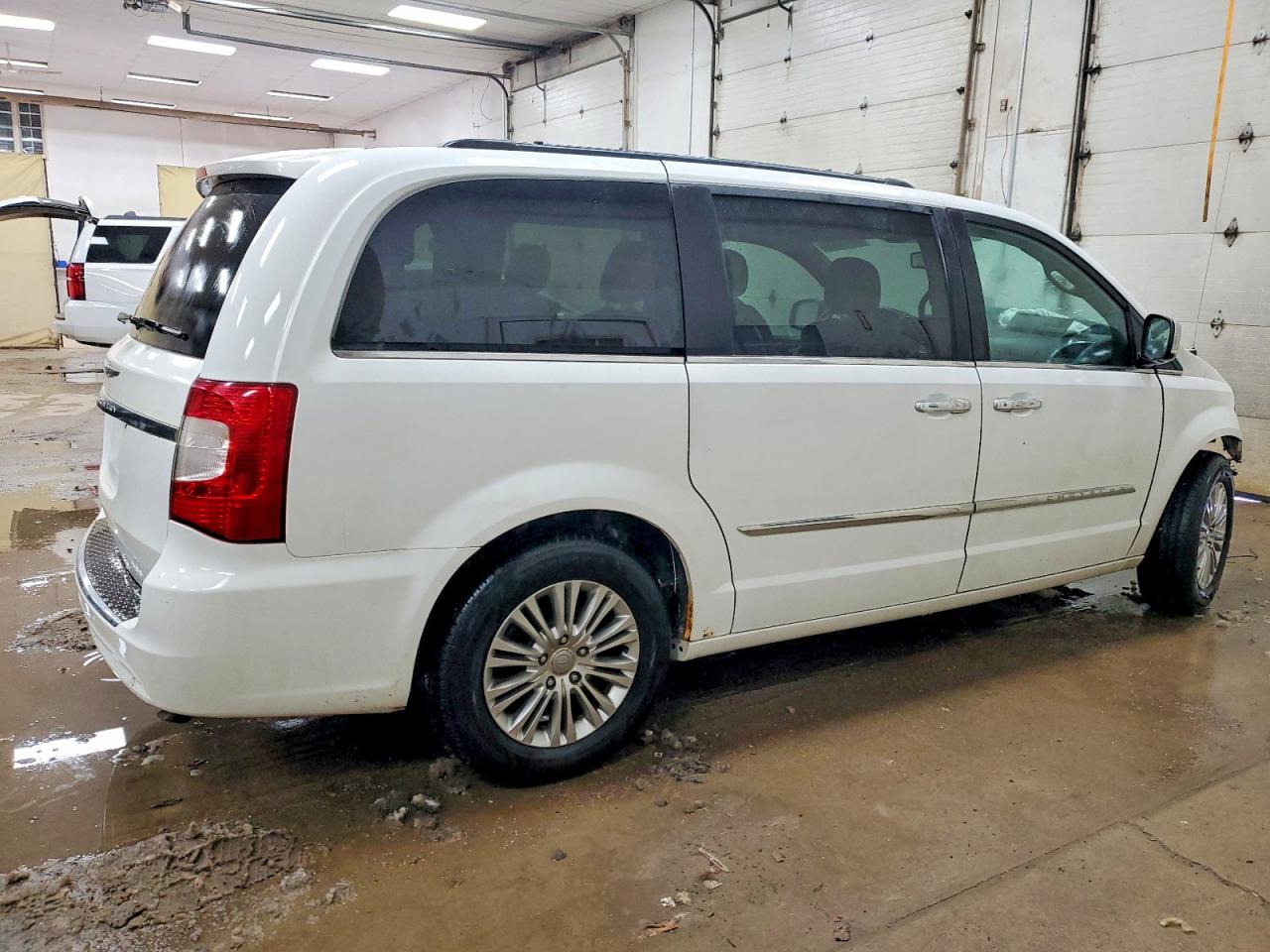 2015 CHRYSLER TOWN & COUNTRY TOURING L photo 3