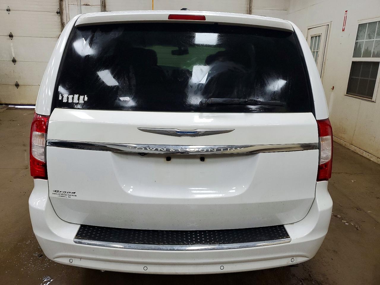2015 CHRYSLER TOWN & COUNTRY TOURING L photo 6