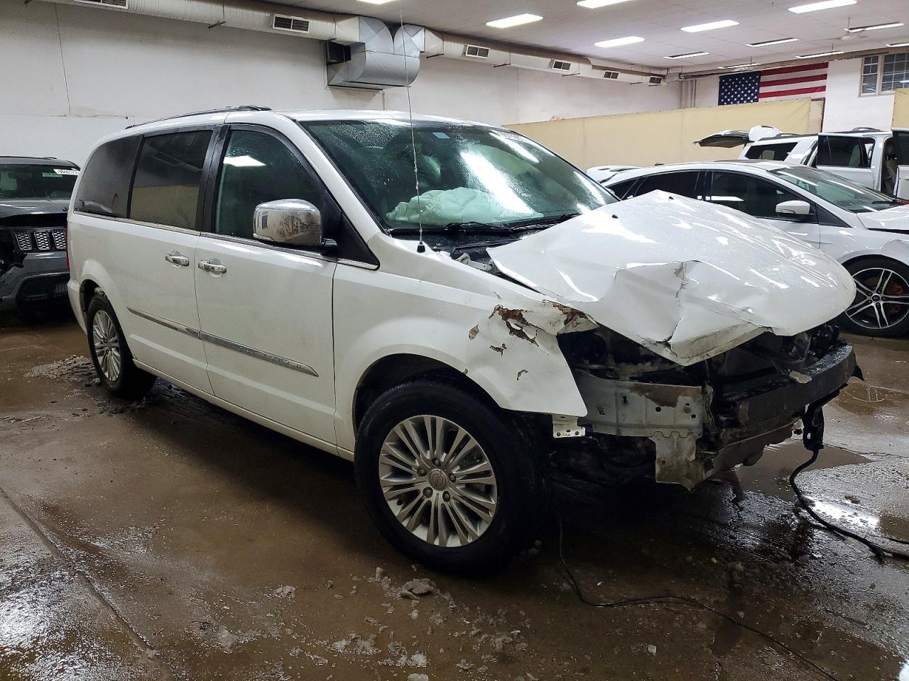 2015 CHRYSLER TOWN & COUNTRY TOURING L photo 4