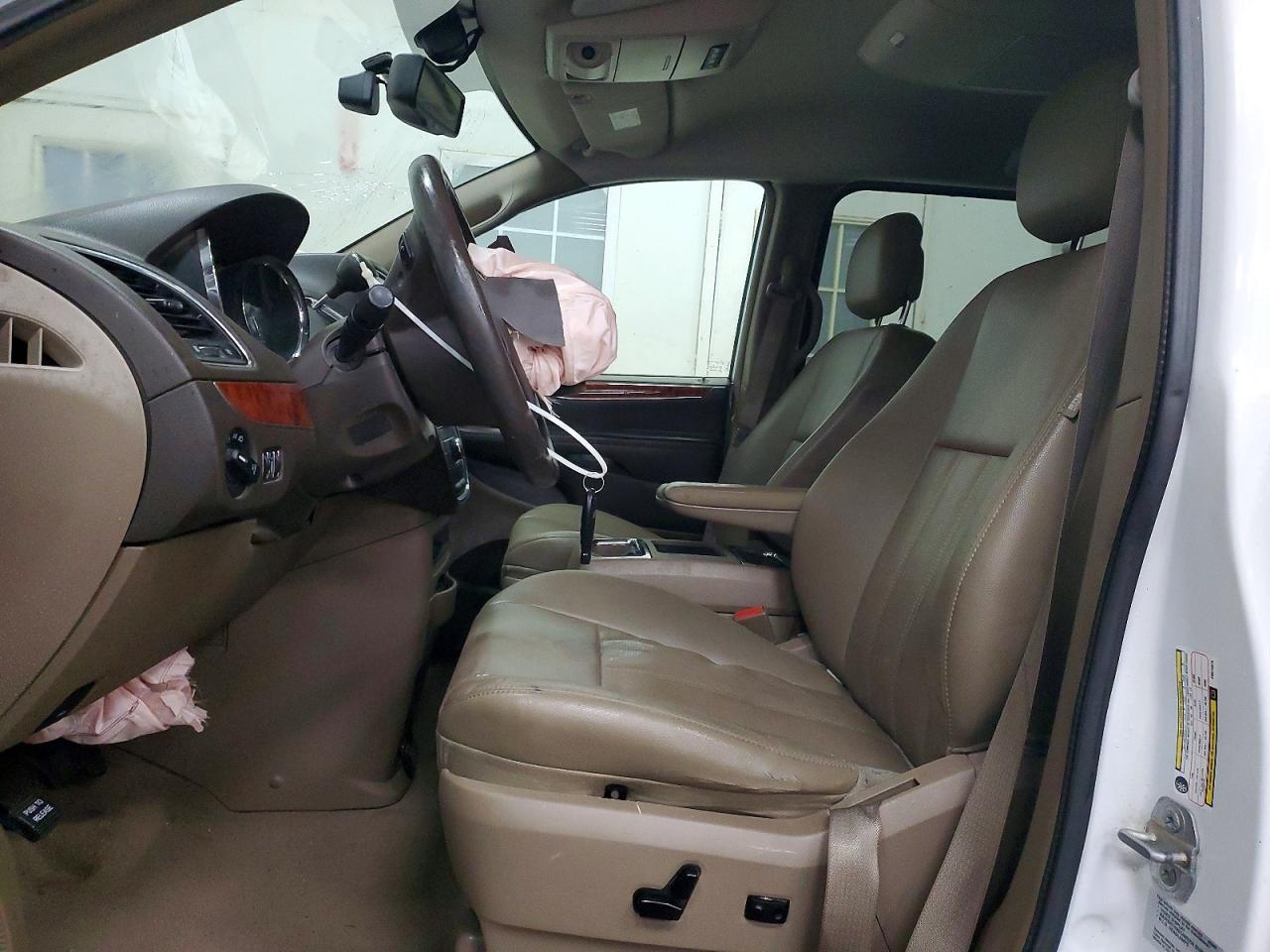 2015 CHRYSLER TOWN & COUNTRY TOURING L photo 7