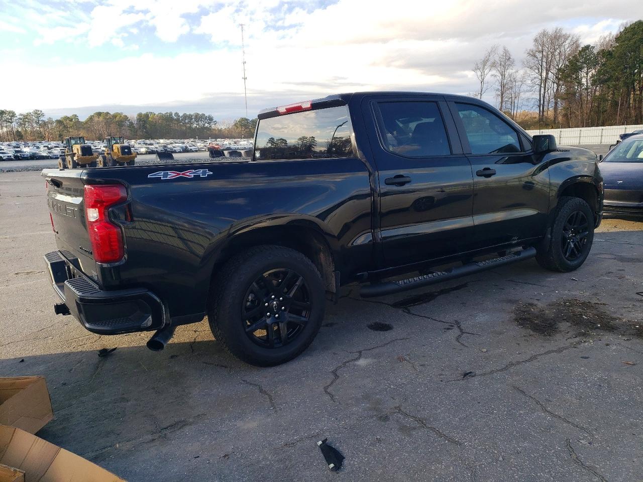 2025 CHEVROLET SILVERADO K1500 CUSTOM photo 3
