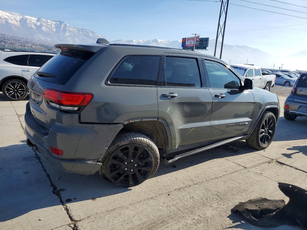 2019 JEEP GRAND CHEROKEE LAREDO photo 3