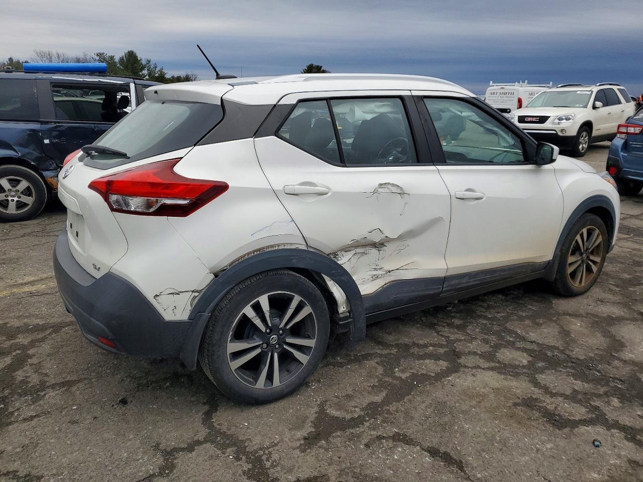 2019 NISSAN KICKS S photo 3