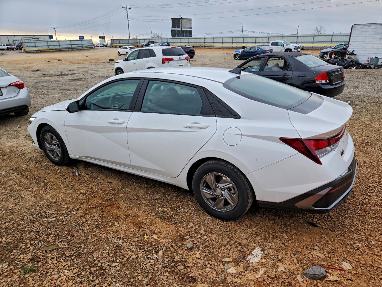 2024 HYUNDAI ELANTRA SE photo 2