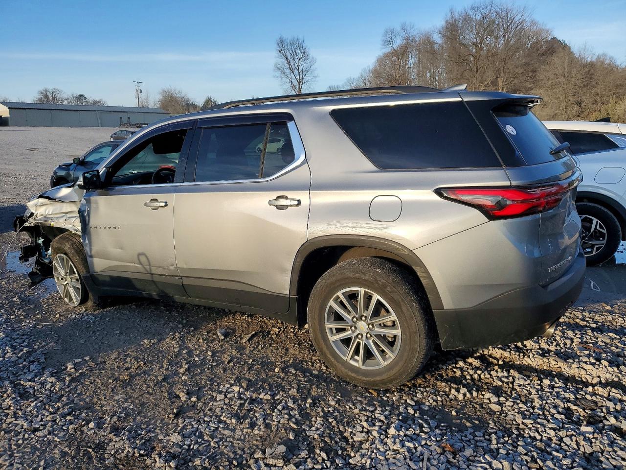 2023 CHEVROLET TRAVERSE LT photo 2