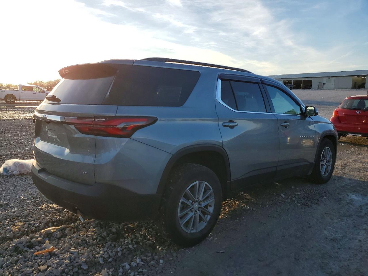 2023 CHEVROLET TRAVERSE LT photo 3