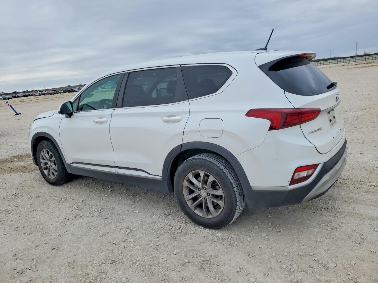 2019 HYUNDAI SANTA FE SE photo 2