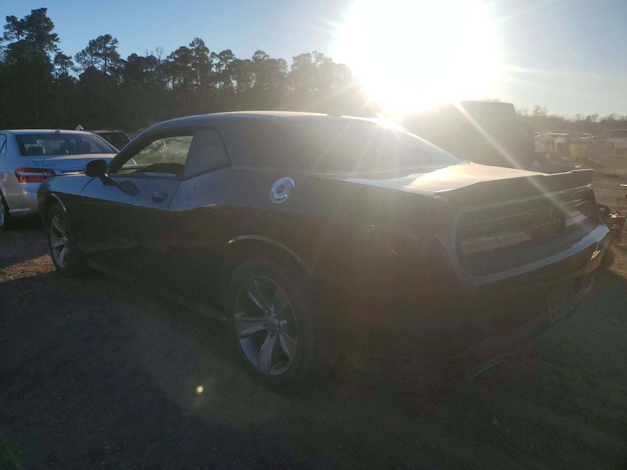 2016 DODGE CHALLENGER SXT photo 2