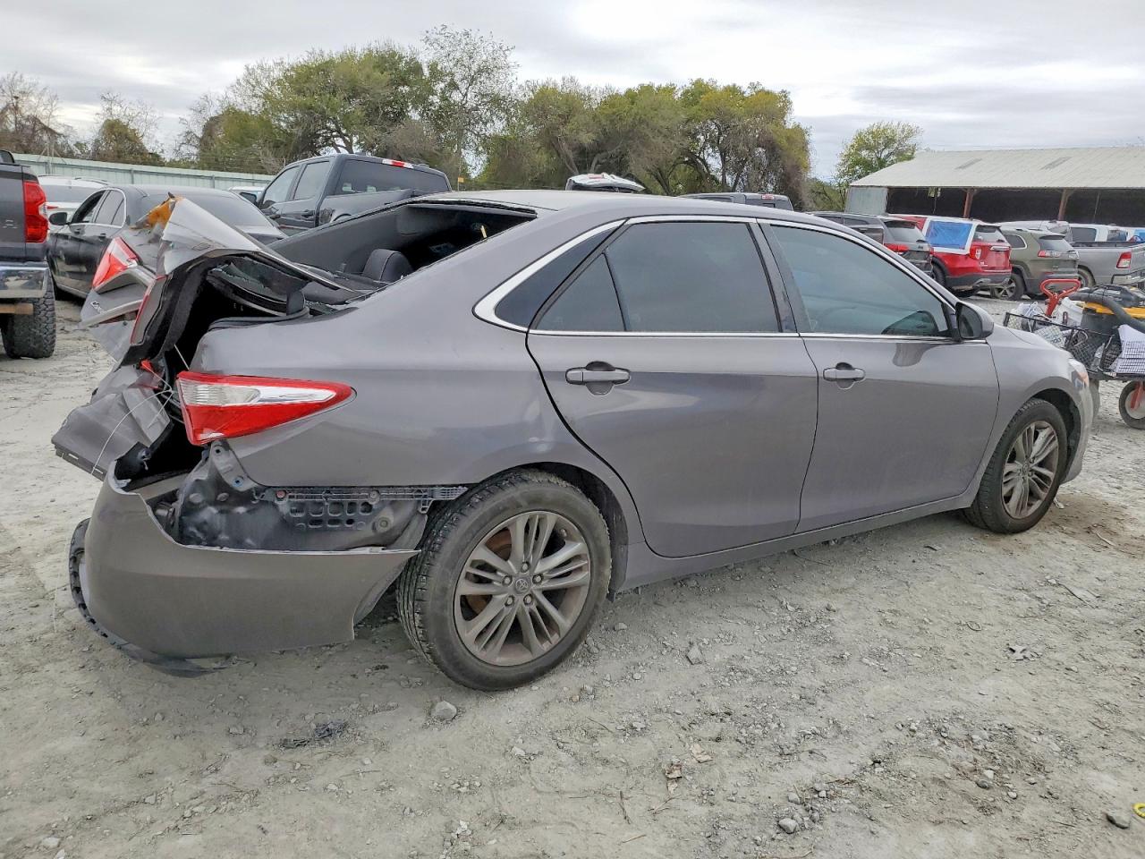 2016 TOYOTA CAMRY LE photo 5