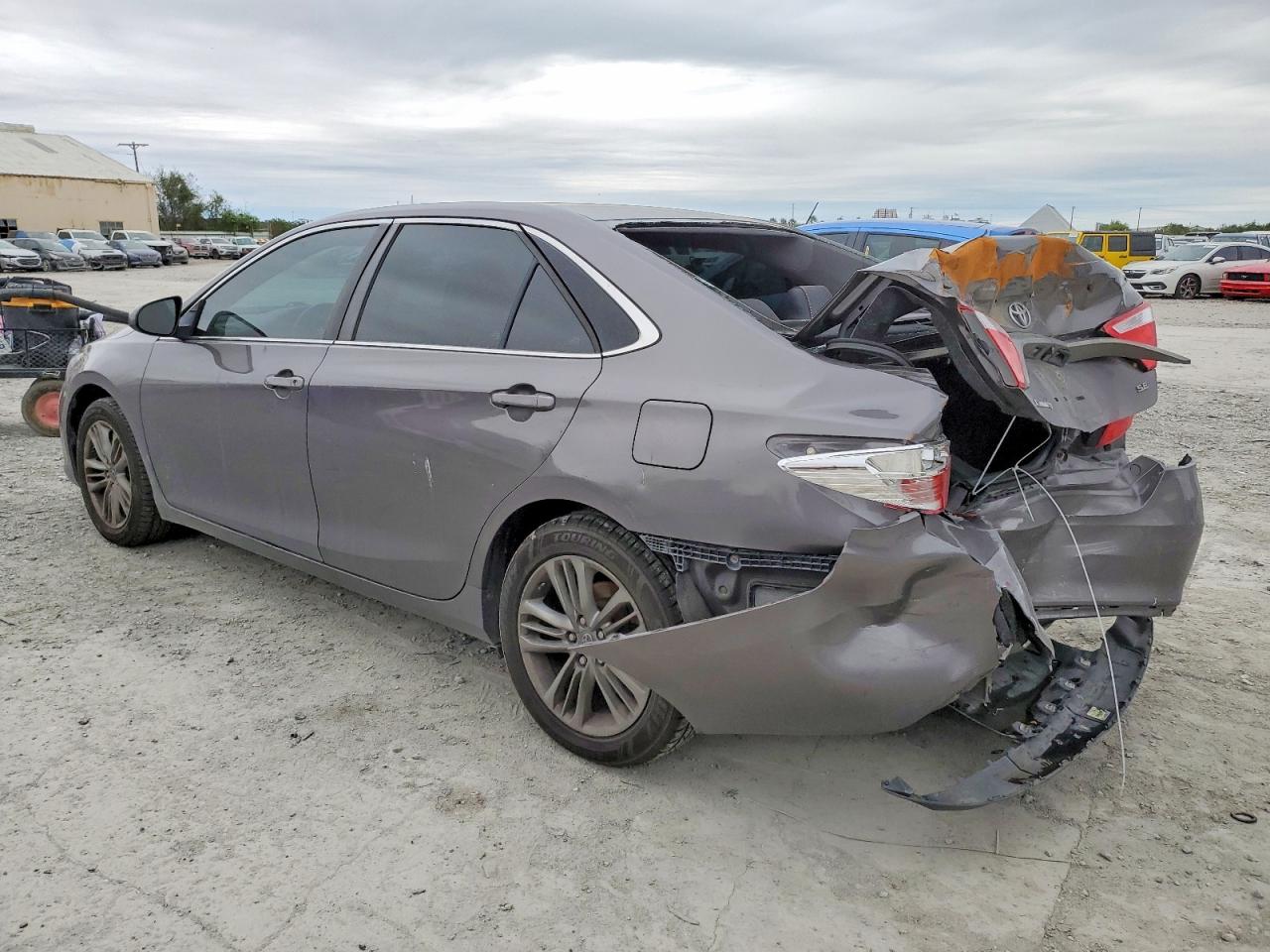 2016 TOYOTA CAMRY LE photo 3