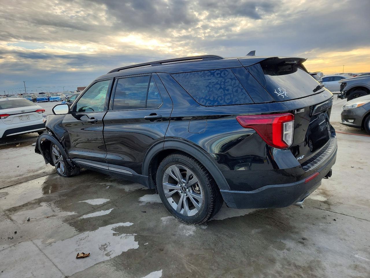 2021 FORD EXPLORER XLT photo 2