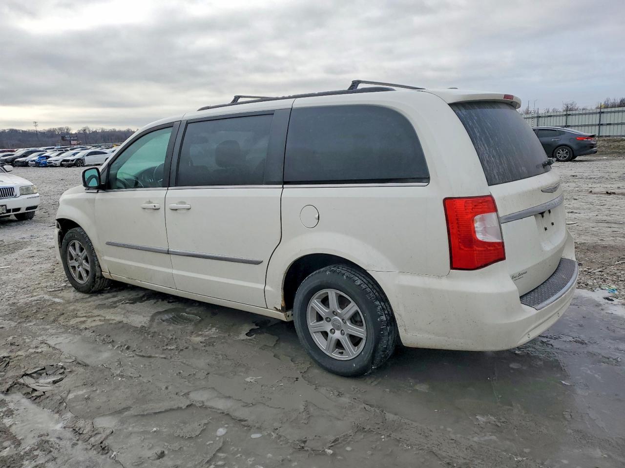 2012 CHRYSLER TOWN & COUNTRY TOURING photo 2