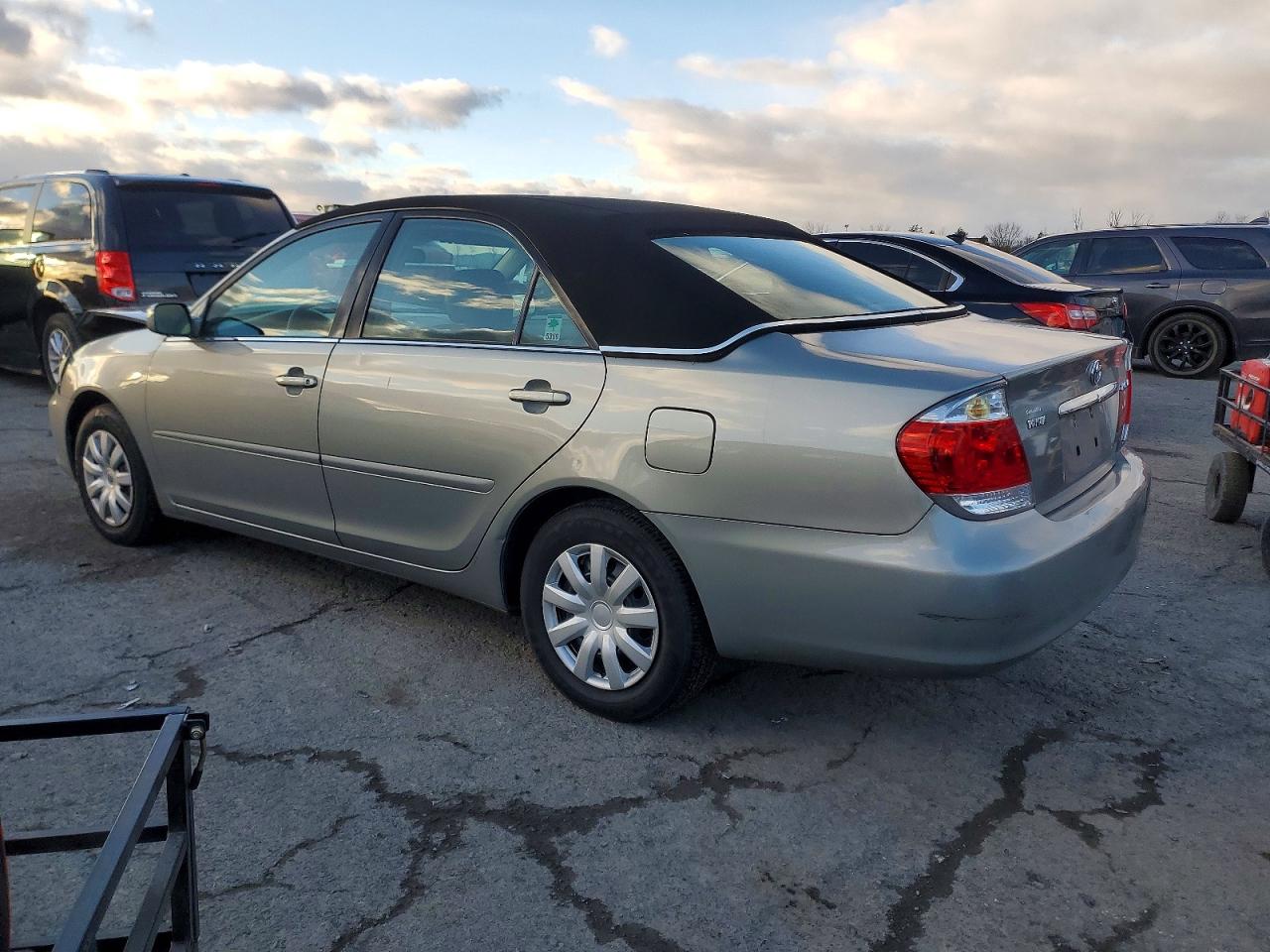2005 TOYOTA CAMRY LE photo 2