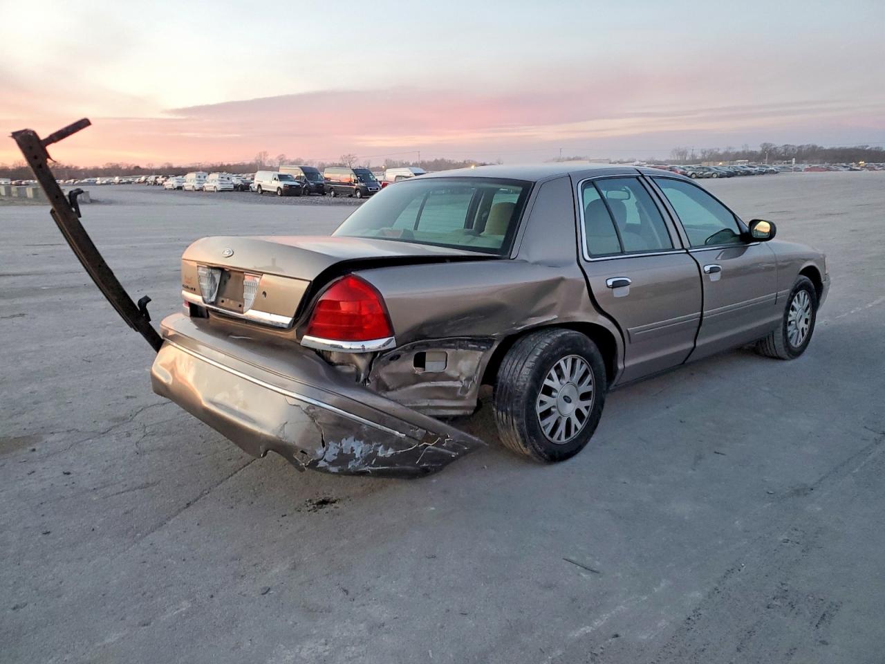 2004 FORD CROWN VICTORIA LX photo 3