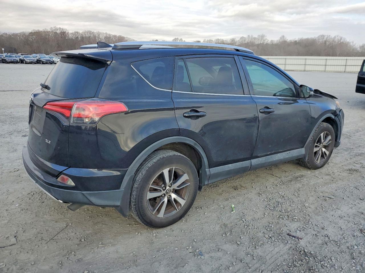 2016 TOYOTA RAV4 XLE photo 3