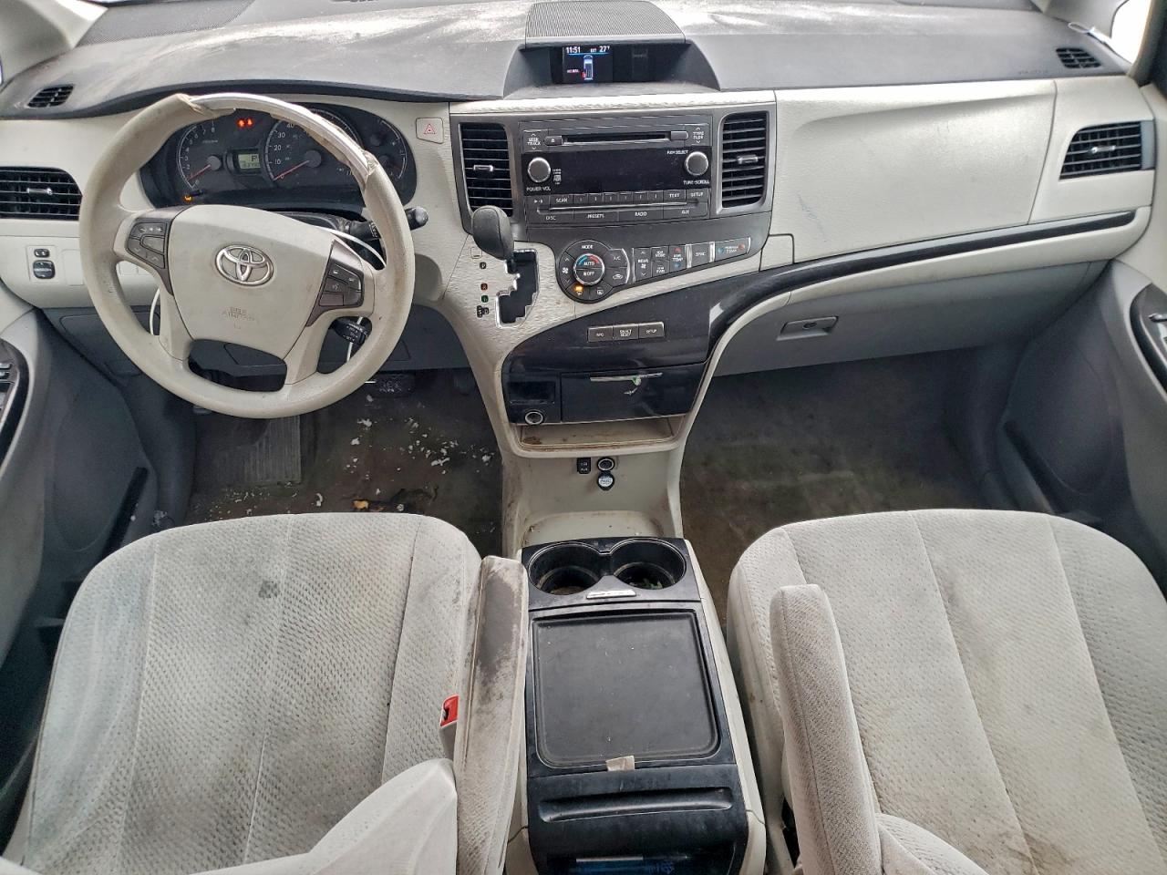 2013 TOYOTA SIENNA LE photo 8