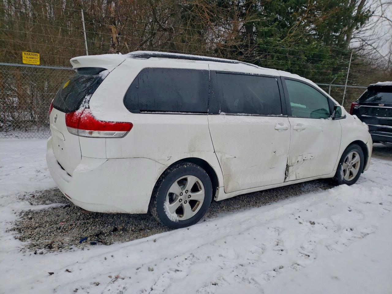 2013 TOYOTA SIENNA LE photo 3