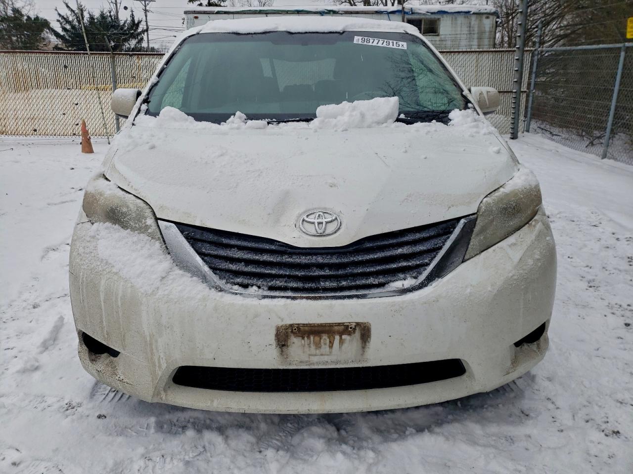 2013 TOYOTA SIENNA LE photo 5