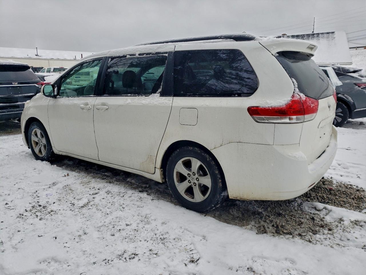 2013 TOYOTA SIENNA LE photo 2