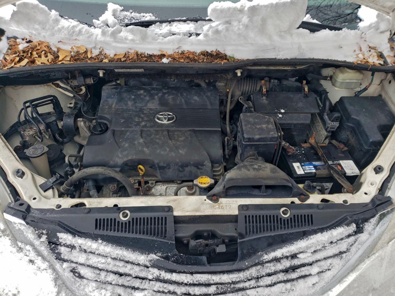 2013 TOYOTA SIENNA LE photo 12