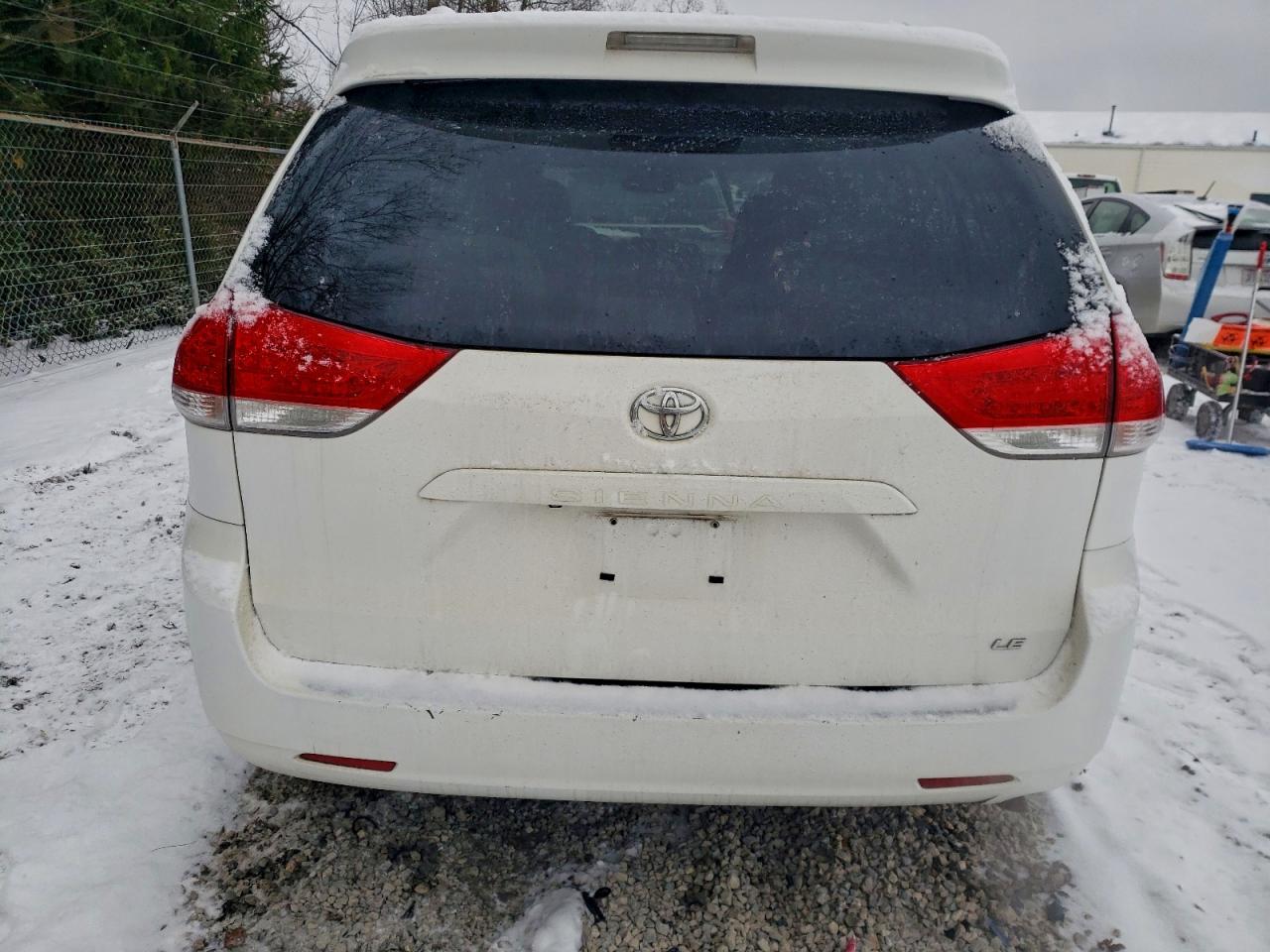 2013 TOYOTA SIENNA LE photo 6