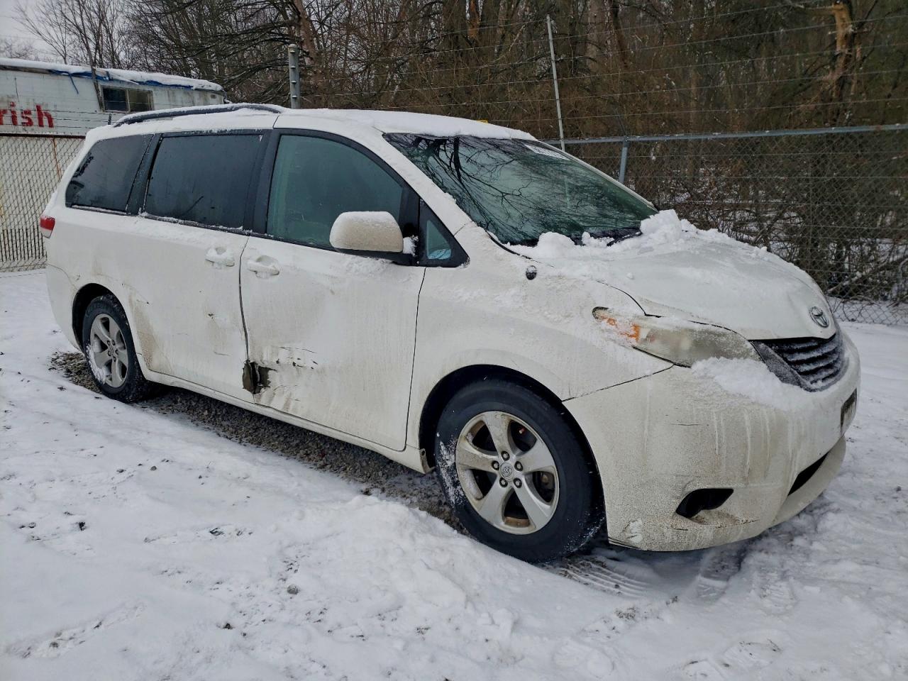 2013 TOYOTA SIENNA LE photo 4