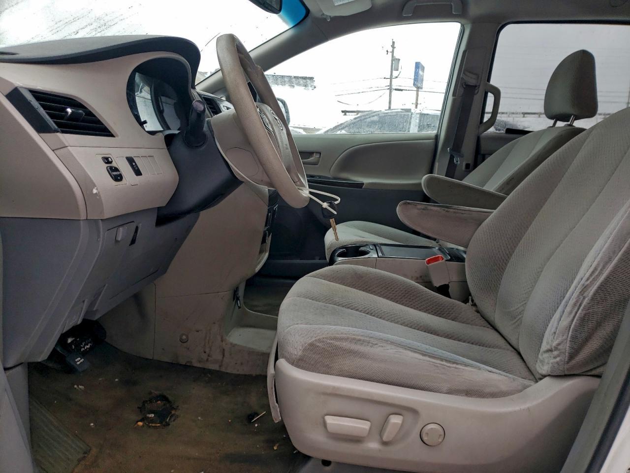 2013 TOYOTA SIENNA LE photo 7