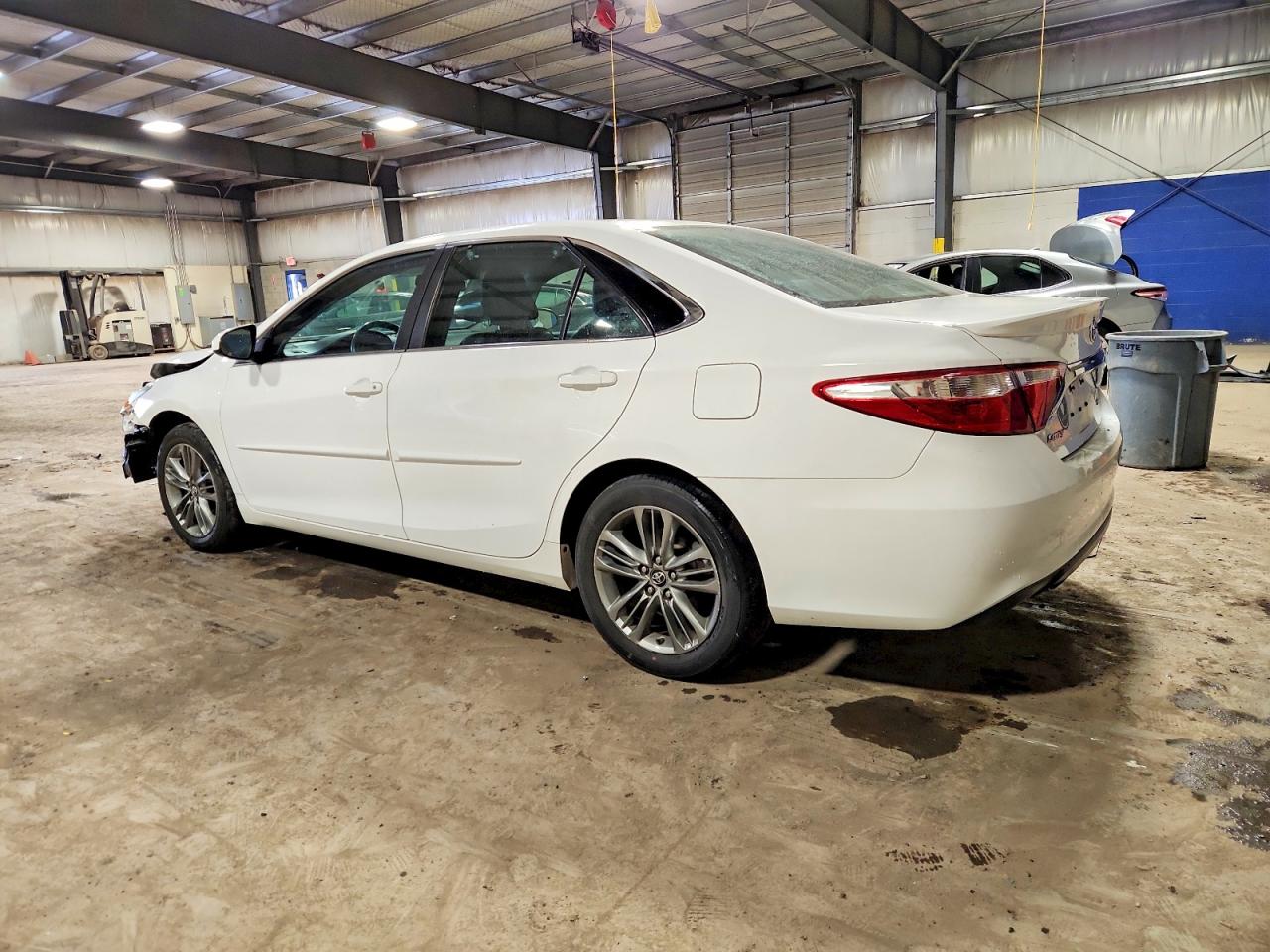 2017 TOYOTA CAMRY LE photo 2