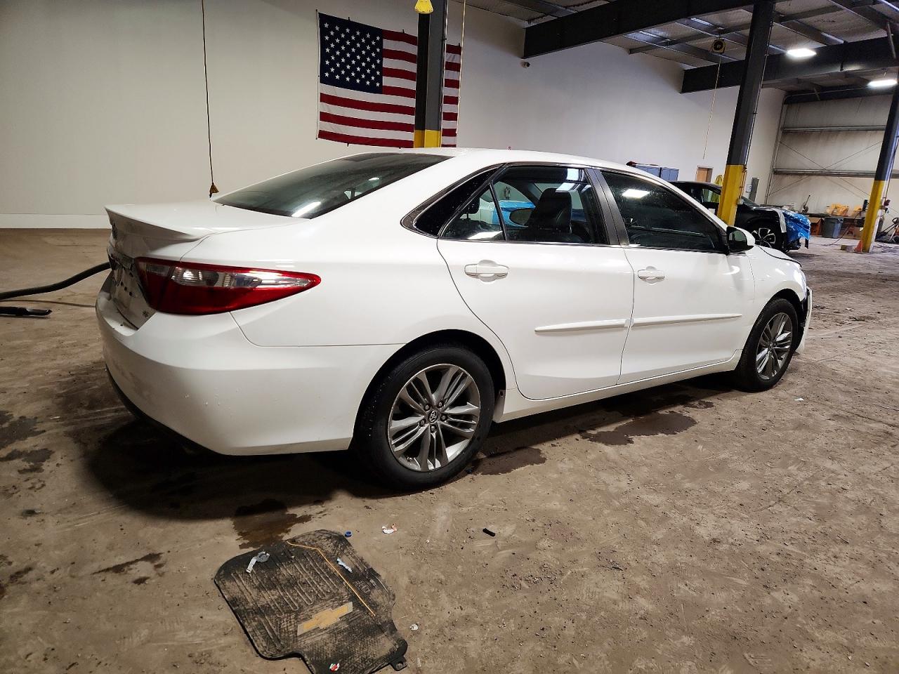 2017 TOYOTA CAMRY LE photo 3