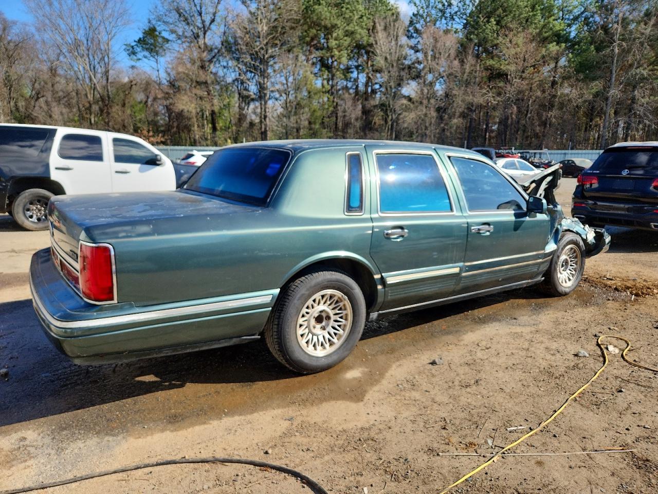 1996 LINCOLN TOWN CAR EXECUTIVE photo 3