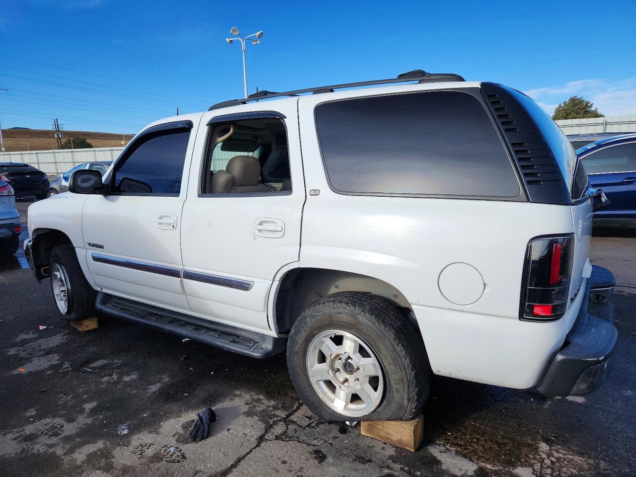 2004 GMC YUKON photo 2