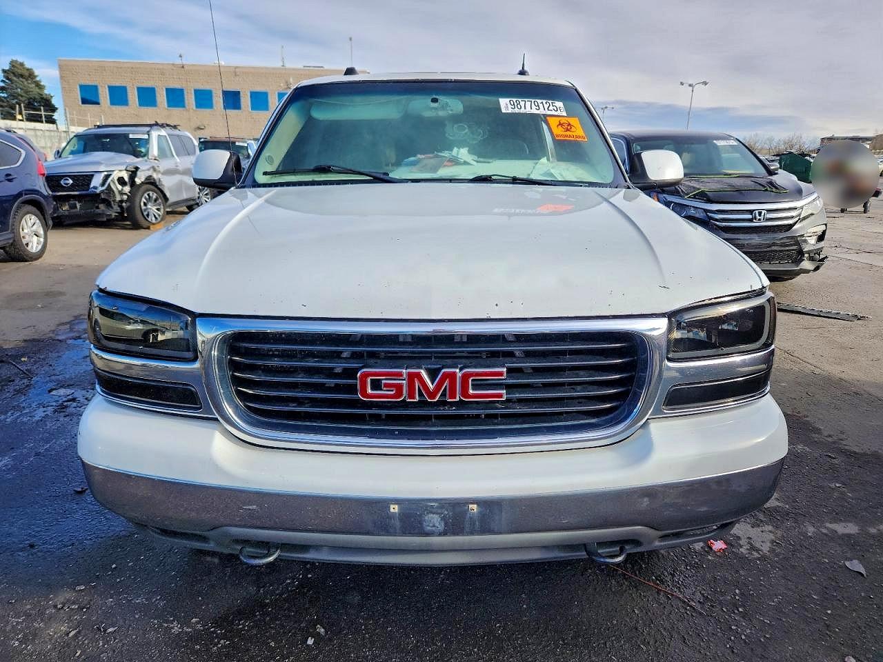 2004 GMC YUKON photo 5