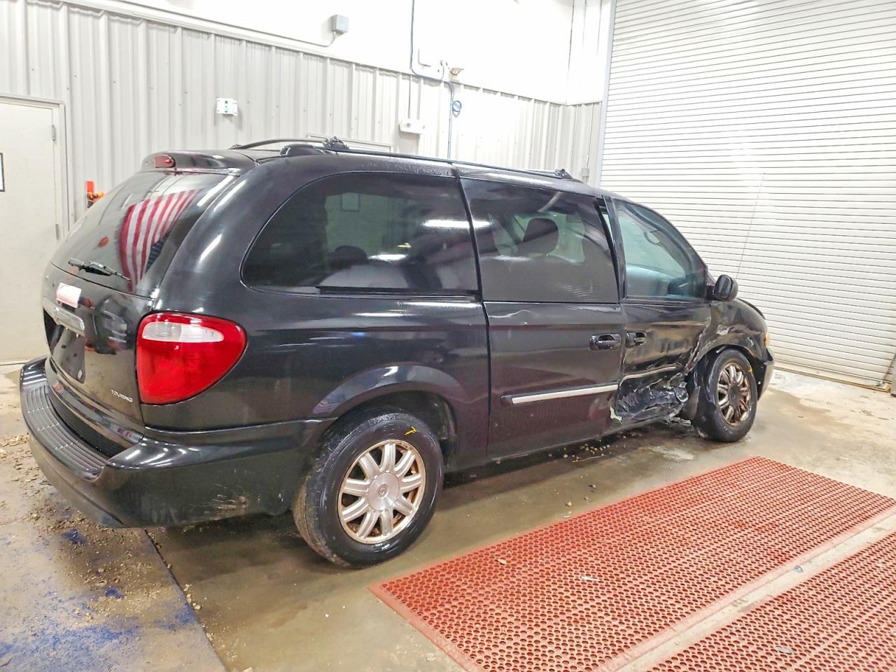 2005 CHRYSLER TOWN & COUNTRY TOURING photo 3